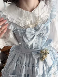 Robe Sweet Lolita avec ceinture en dentelle et volants longueur thé.