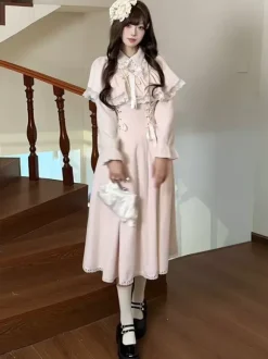 Robe Sweet Lolita rose classique avec fausse cape à deux couches manches longues et n艙uds.