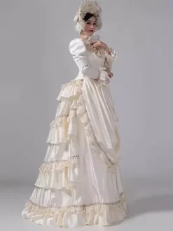 Robe victorienne champagne à tournure manches longues en dentelle à volants et manches évasées style rétro avec chapeau.