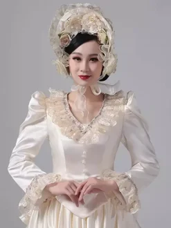 Robe victorienne champagne à tournure manches longues en dentelle à volants et manches évasées style rétro avec chapeau.