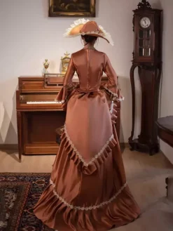Robe victorienne marron à tournure manches longues évasées style bal rétro avec chapeau.