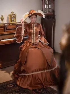 Robe victorienne marron à tournure manches longues évasées style bal rétro avec chapeau.