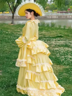 Robe victorienne à tournure jaune pour femme style cottagecore vintage manches longues en polyester volants et dentelle.