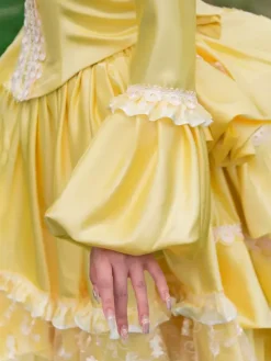 Robe victorienne à tournure jaune pour femme style cottagecore vintage manches longues en polyester volants et dentelle.