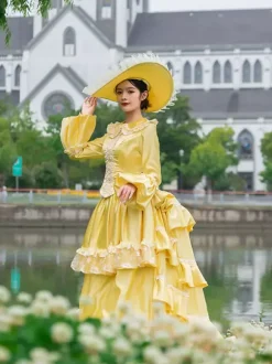 Robe victorienne à tournure jaune pour femme style cottagecore vintage manches longues en polyester volants et dentelle.