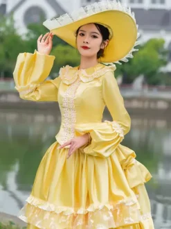 Robe victorienne à tournure jaune pour femme style cottagecore vintage manches longues en polyester volants et dentelle.