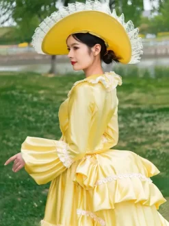 Robe victorienne à tournure jaune pour femme style cottagecore vintage manches longues en polyester volants et dentelle.