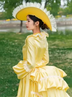 Robe victorienne à tournure jaune pour femme style cottagecore vintage manches longues en polyester volants et dentelle.