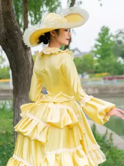 Robe victorienne à tournure jaune pour femme style cottagecore vintage manches longues en polyester volants et dentelle.