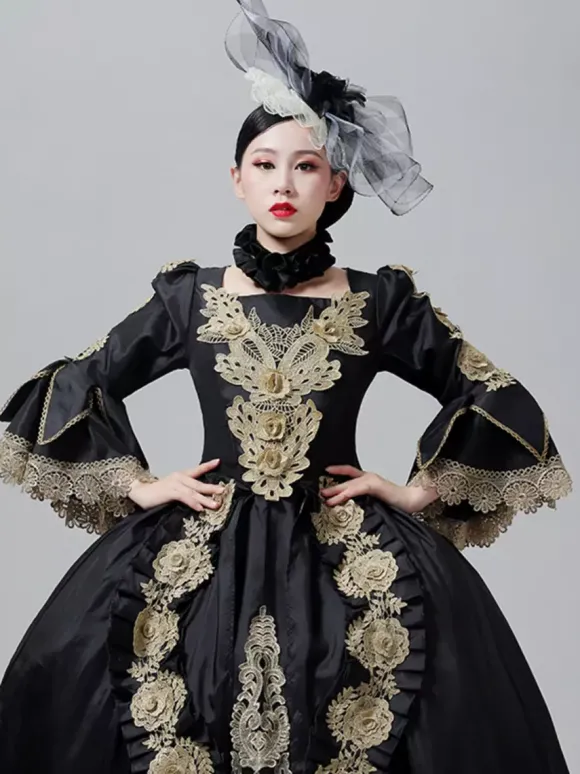 Robe vintage baroque rococo victorienne de style Marie-Antoinette broderies dorées robe noire