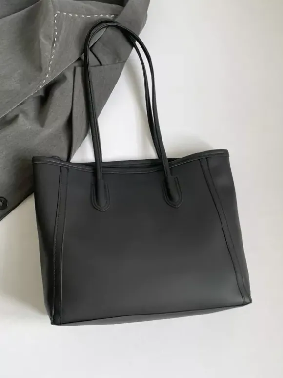 Sac cabas minimaliste en cuir à blocs de couleur grande capacité idéal pour les trajets quotidiens. Sac à bandoulière.