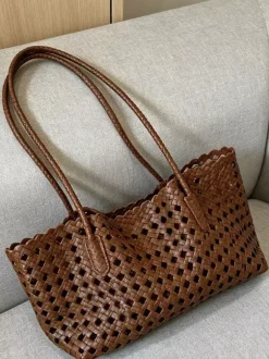 Sac cabas bohème d'été en paille tressée ajourée grand modèle porté épaule