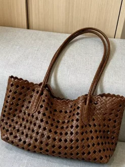 Sac cabas bohème d'été en paille tressée ajourée grand modèle porté épaule