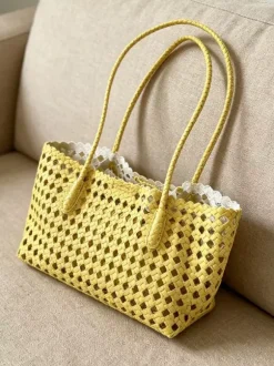 Sac cabas bohème d'été en paille tressée ajourée grand modèle porté épaule
