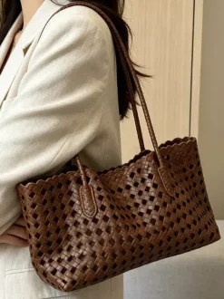 Sac cabas bohème d'été en paille tressée ajourée grand modèle porté épaule