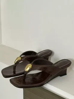 Sandales à talons compensés et détails métalliques pour femmes