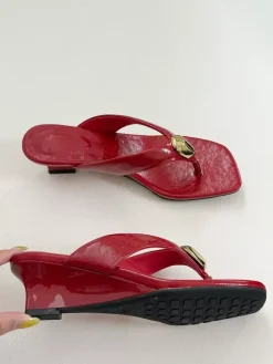 Sandales à talons compensés et détails métalliques pour femmes