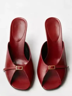 Sandales à talons hauts argentées en cuir de vachette bout ouvert détail boucle sans talon.