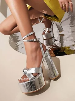 Sandales à talons hauts dorées à bout ouvert nouées à talons épais et à bride à la cheville