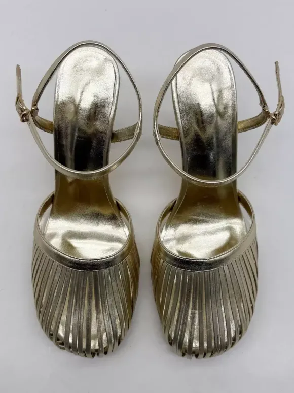 Sandales à talons hauts dorées à bout rond et talon aiguille découpé
