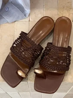 Sandales blanches d'été à brides et bout en résille sans talon.