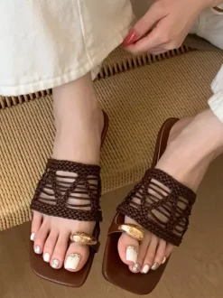 Sandales blanches d'été à brides et bout en résille sans talon.