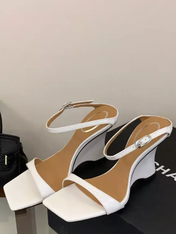 Sandales compensées blanches pour femmes bout ouvert boucle talon compensé