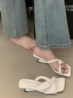 Sandales mules à brides pour femmes détail entre-doigts talon design