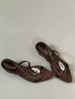 Sandales noires à talons compensés en forme de T ornées de strass.