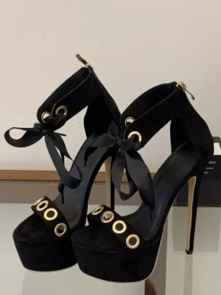 Sandales noires à talons hauts pour femmes bout ouvert découpes lacets