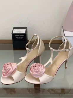 Sandales noires de soirée en satin à bout ouvert et détails floraux en forme de T à talons hauts.