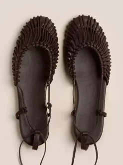 Sandales plates noires pour femmes bout rond ajouré lacets