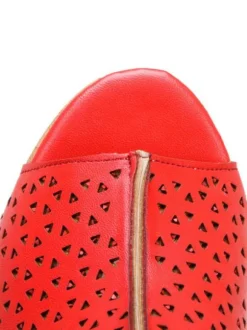 Sandales compensées blanche en cuir synthétique boucle métal réglable