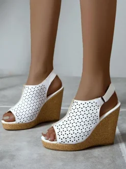 Sandales compensées blanche en cuir synthétique boucle métal réglable