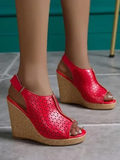 Sandales compensées blanche en cuir synthétique boucle métal réglable