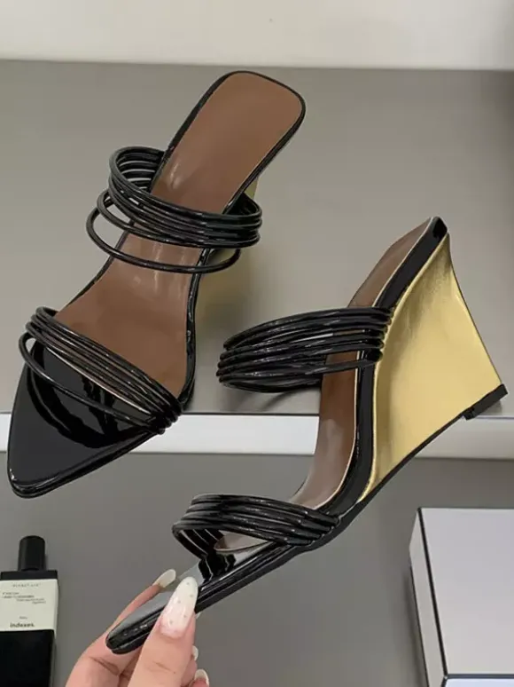 Sandales compensées dorées à bout ouvert et brides