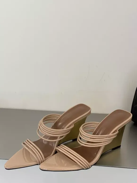 Sandales compensées dorées à bout ouvert et brides