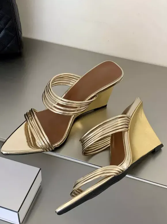 Sandales compensées dorées à bout ouvert et brides