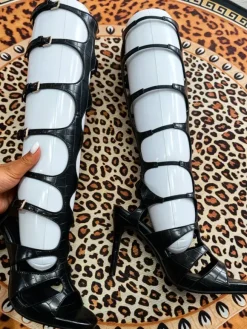 Sandales gladiateur noires pour femmes à bout ouvert et talons hauts.