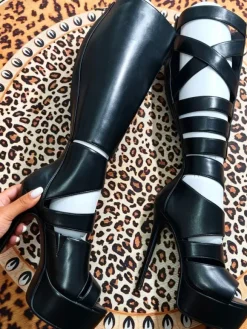 Sandales gladiateur noires à plateforme pour femmes bout ouvert et découpes