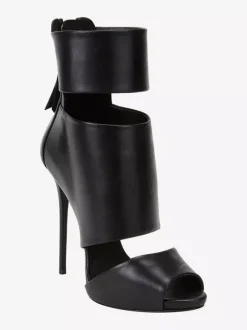 Sandales noires à talons hauts bout ouvert brides et talons aiguilles