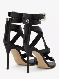 Sandales noires à talons hauts bout ouvert brides et talons aiguilles