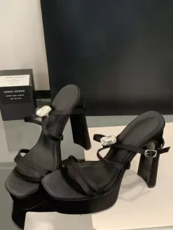 Sandales noires à talons hauts et plateforme bout ouvert talons épais