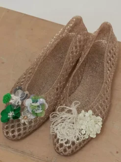 Sandales plates d'été pour femmes en PVC à bout rond et découpes.