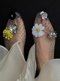 Sandales plates d'été pour femmes en PVC à bout rond et découpes.