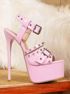 Sandales roses sexy à plateforme pour femmes ornées de clous à talons hauts et bout ouvert.
