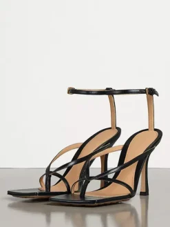 Sandales tongs bleues pour femmes sandales à talons hauts et brides.