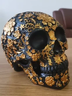 Sculpture de crâne florale d'Halloween en résine décoration gothique pour bar pièce maîtresse