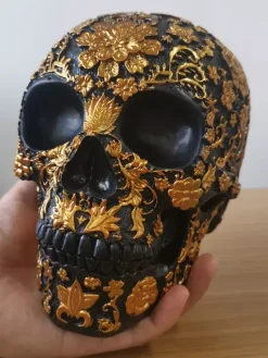 Sculpture de crâne florale d'Halloween en résine décoration gothique pour bar pièce maîtresse
