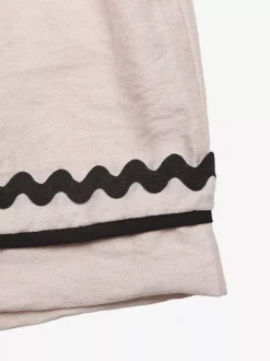Short beige à taille élastique pour femme avec bordure ondulée noire style décontracté taille haute coupe ample idéal pour l'été.